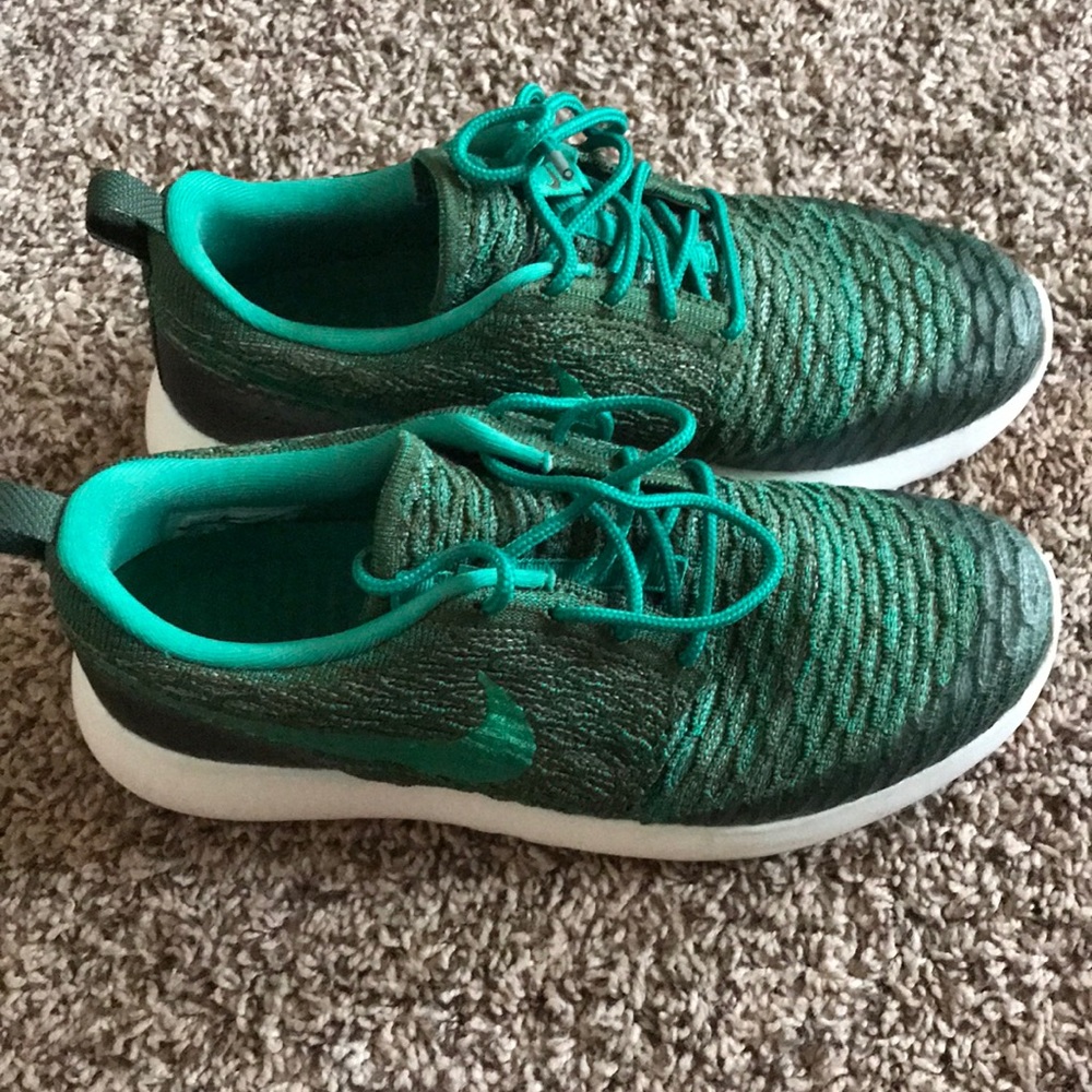 Women Size 7 Nike Roshe Runs